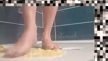 crush fetish barefoot