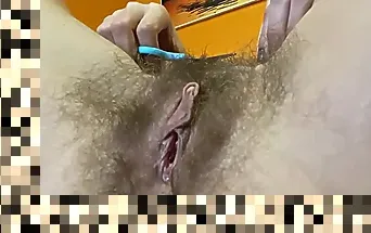 shaving hairy pussy